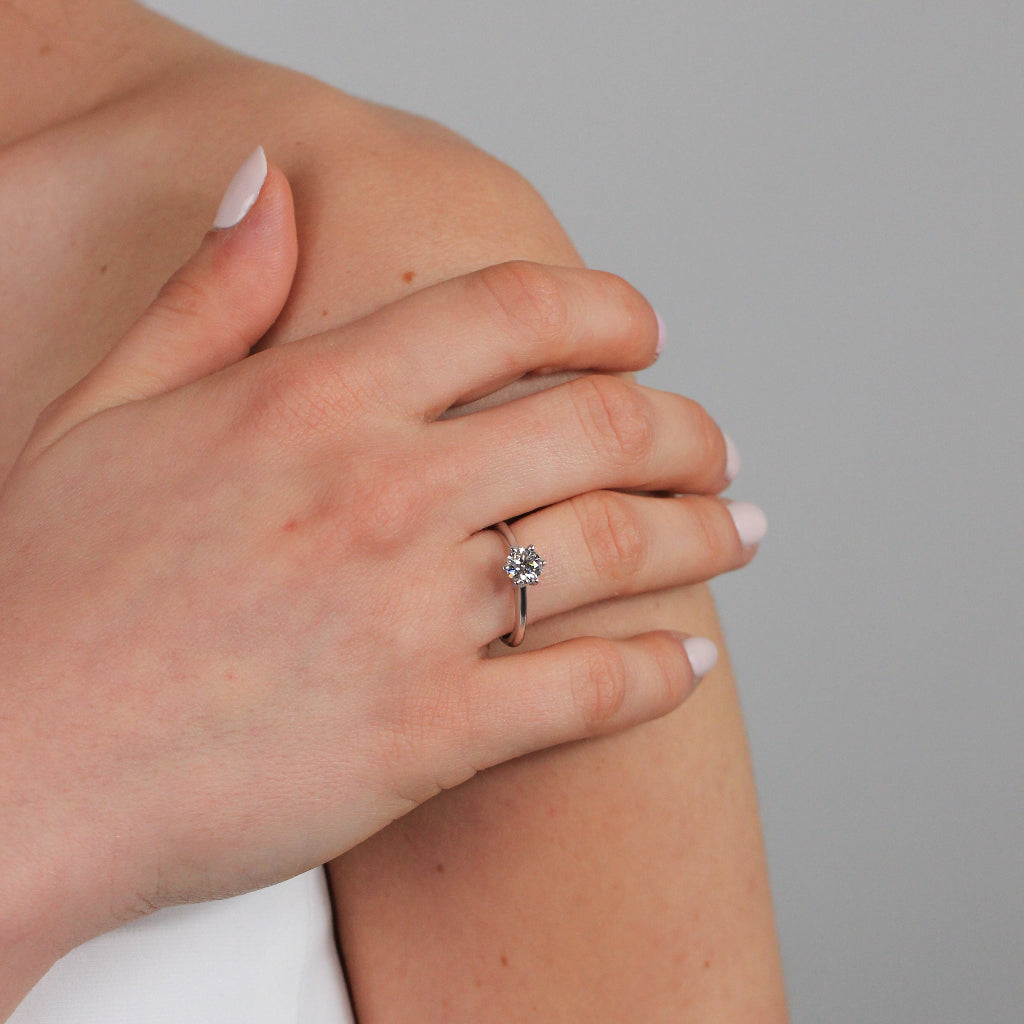 Anillo de oro blanco de 18k con un diamante en seis garras