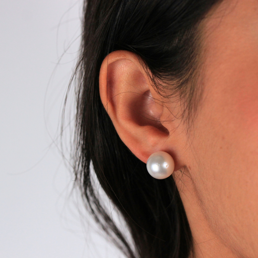 Pendientes de perla Australiana con pernio y presión en oro amarillo de 18 kt.