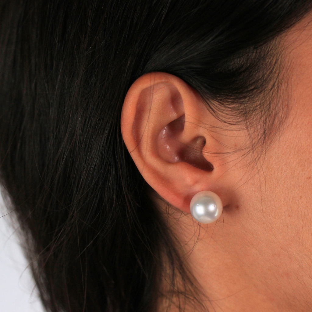 Pendientes de perla Australiana con pernio y presión en oro amarillo de 18 kt.