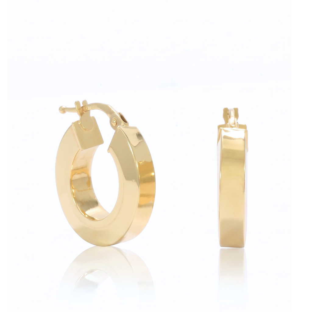 Pendientes de aro realizados en oro amarillo de 18 quilates con forma aplanada.
