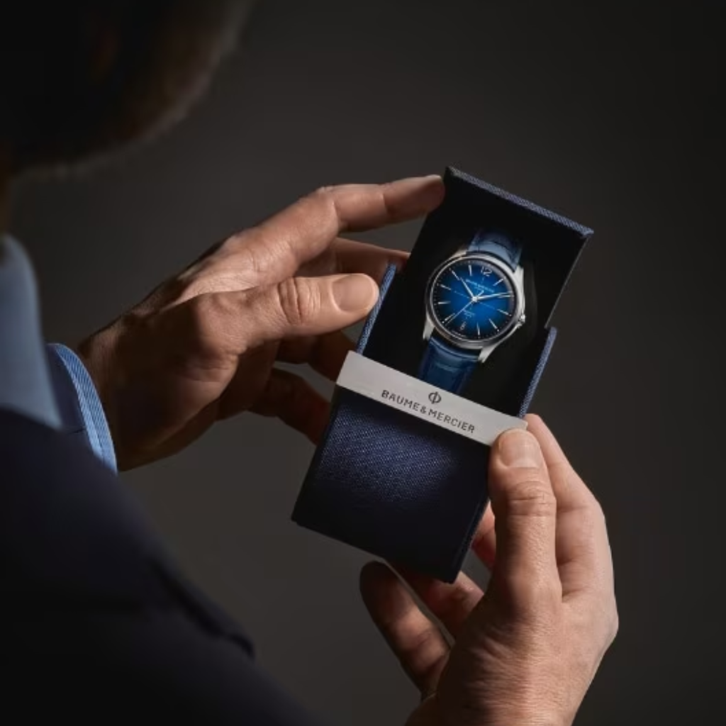 Reloj para hombre Baume & Mercier Clifton Baumatic automático, con caja de acero, esfera azul degradada y correa de piel de aligátor azul. Swiss Made.