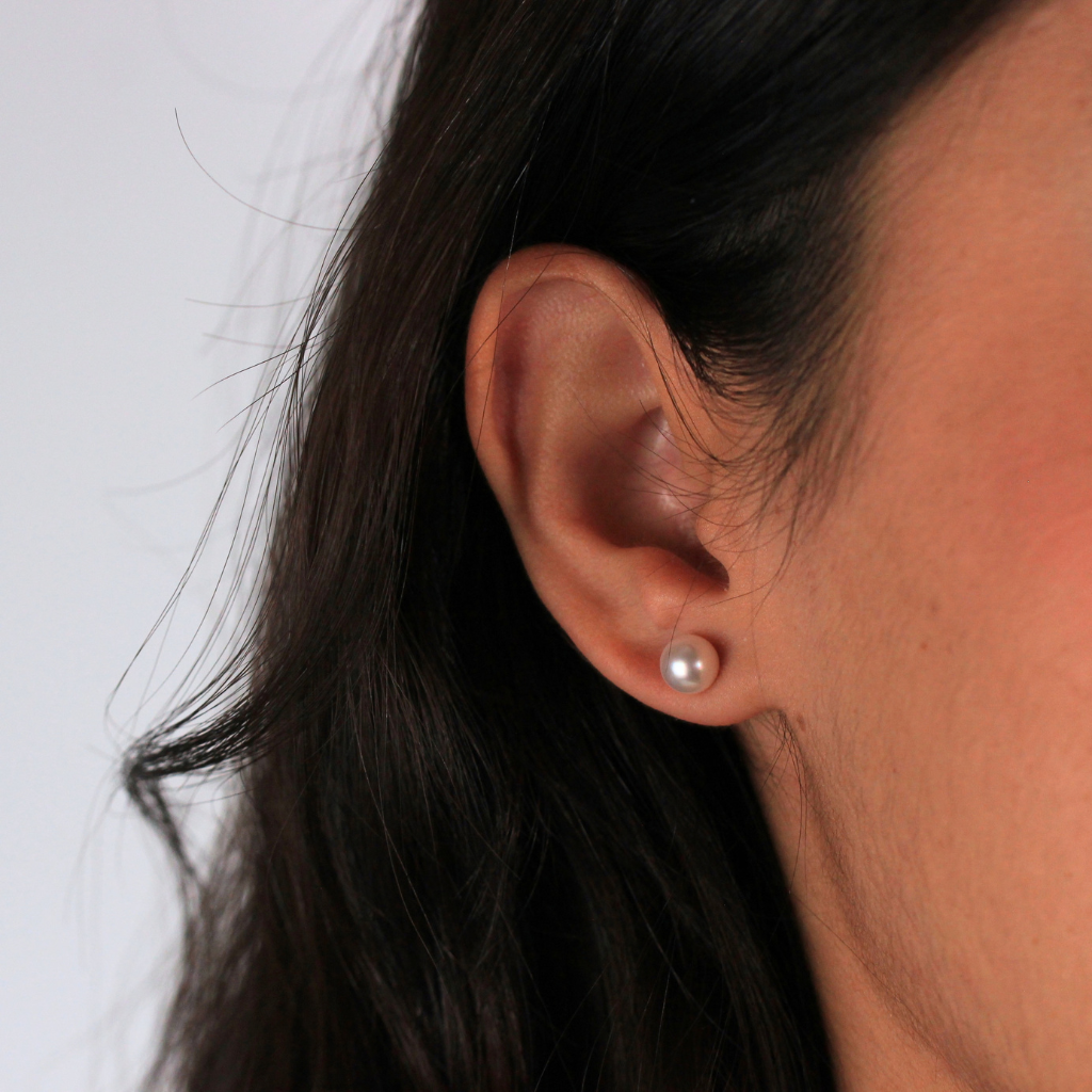 Pendientes de perla Australiana con pernio y presión en oro amarillo de 18 kt.