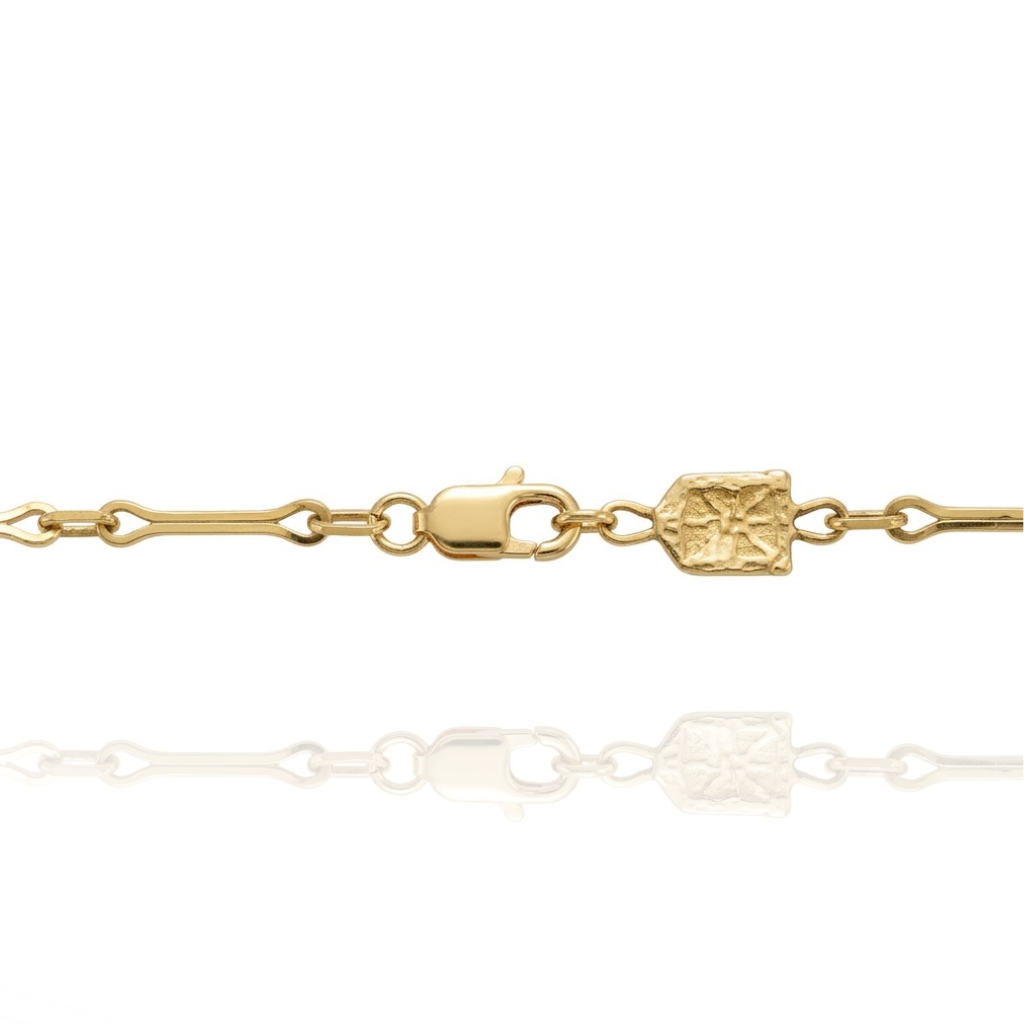 Collar gargantilla de navarra realizada en oro amarillo de 18 quilates con el eslabón y el escudo de Navarra. La gargantilla mide 58,5cm de largo.
