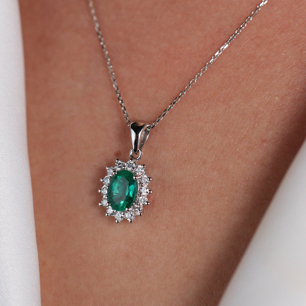Colgante de oro blanco de 18k con una esmeralda y diamantes