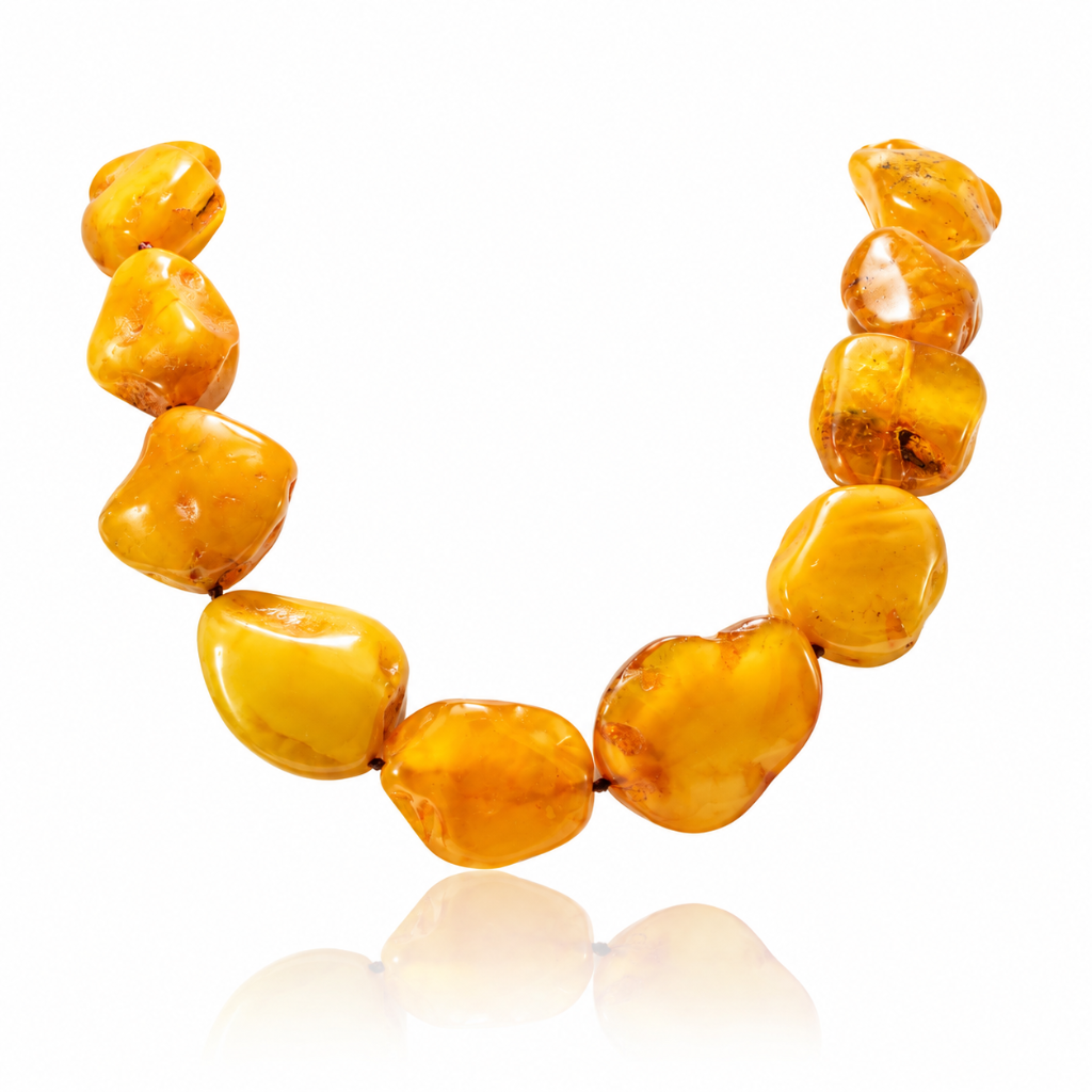 Collar compuesto por ámbar amarillo. El broche de reasa está realizado en oro amarillo de 18 quilates.