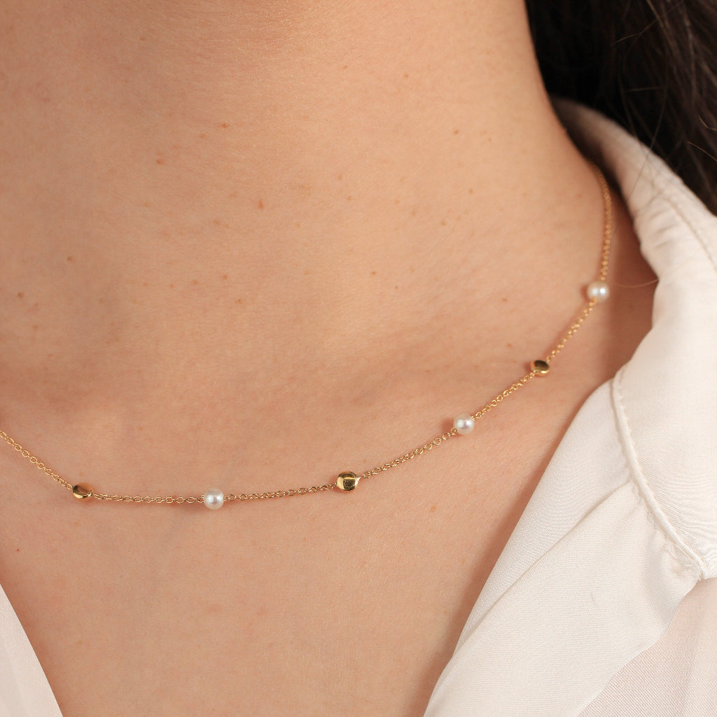 collar minimalista de oro con perlas