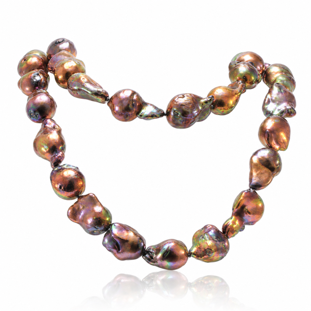 Collar compuesto por perlas barrocas color chocolate. El broche está realizado en oro amarillo de 18 quilates.