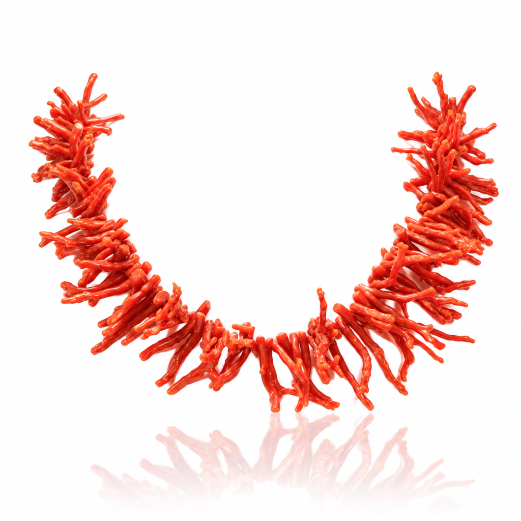 Collar compuesto por ramificaciones irregulares de coral rojo y un cierre de mosquetón realizado en oro amarillo de 18 quilates.