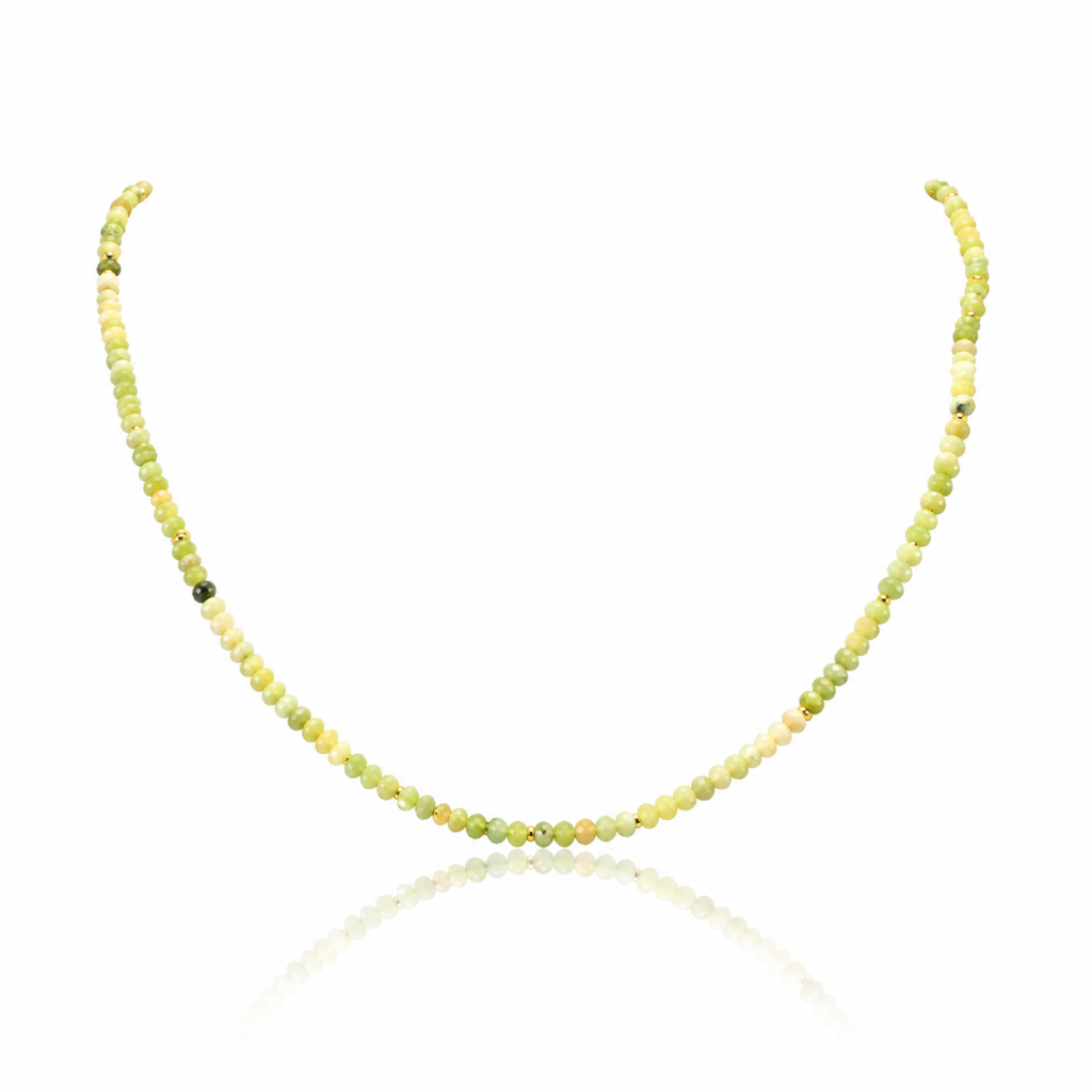 Collar gargantilla compuesto por jade verde y un cierre de mosquetón realizado en oro amarillo de 18 quilates.