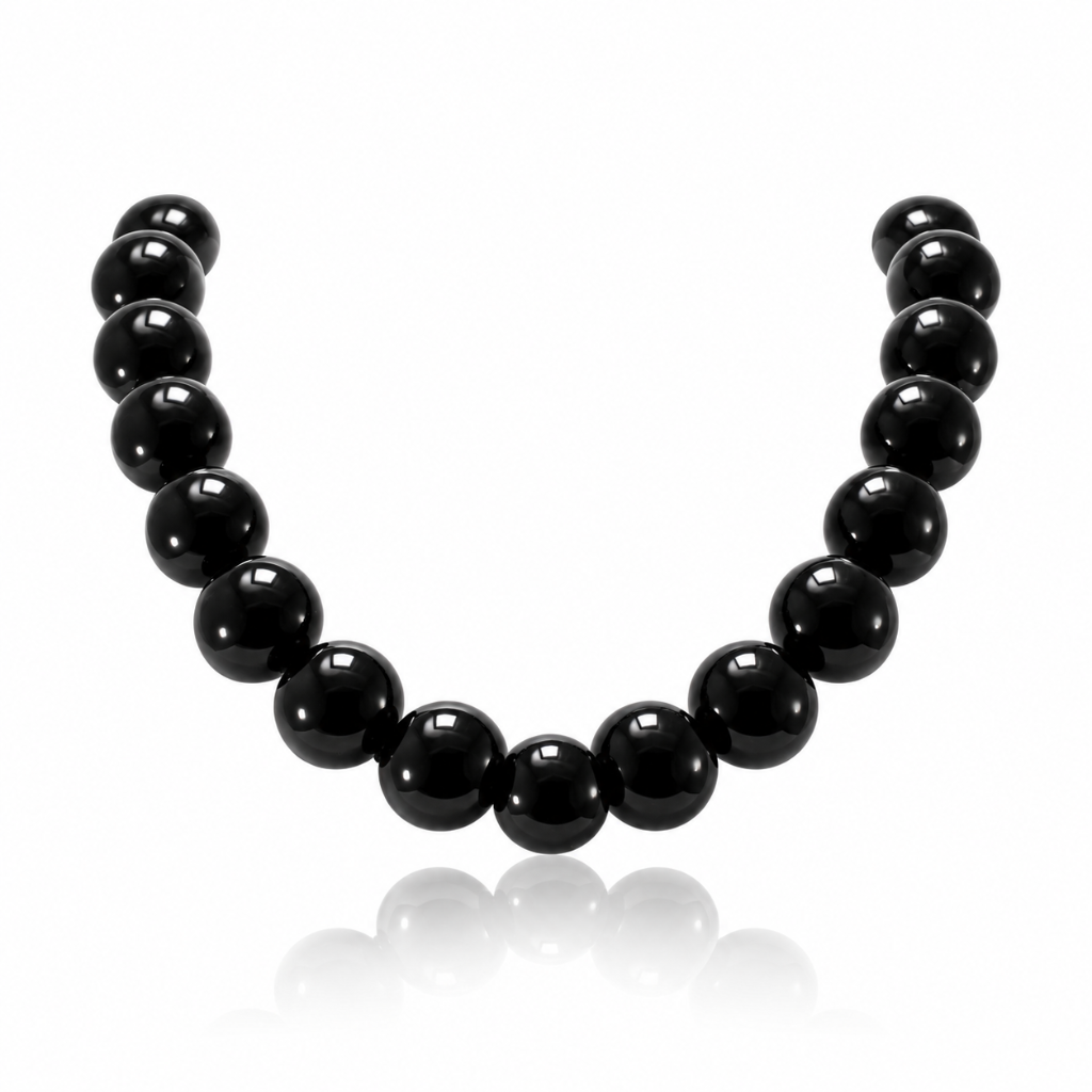 Collar compuesto por bolas esféricas de ónix negro y un cierre central de forma orgánica en acabado mate, realizado en oro amarillo de 18 quilates.