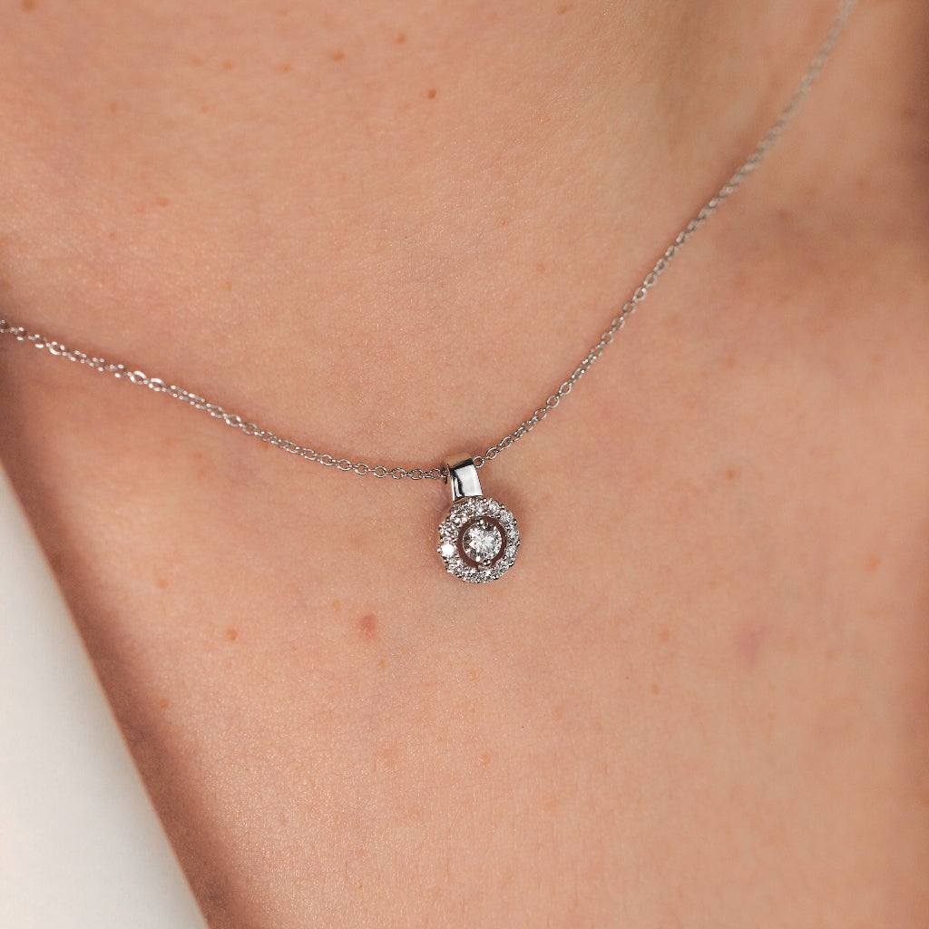 Colgante circular oro blanco con diamantes