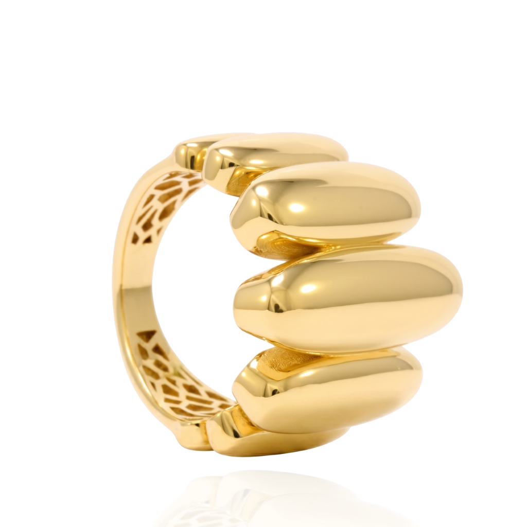 Sortija realizada en oro amarillo de 18 quilates con diseño de óvalos abombados.