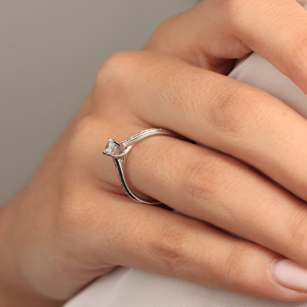 Sortija de oro blanco de 18k con diamantes