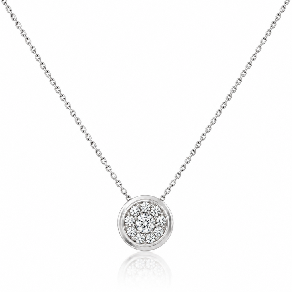 Gargantilla realizada en oro blanco de 18 quilates con un solitario central con diseño de orla circular engastada con diamantes, con un total de 0,09cts. El colgante mide 7mm y la cadena mide 40cm.
