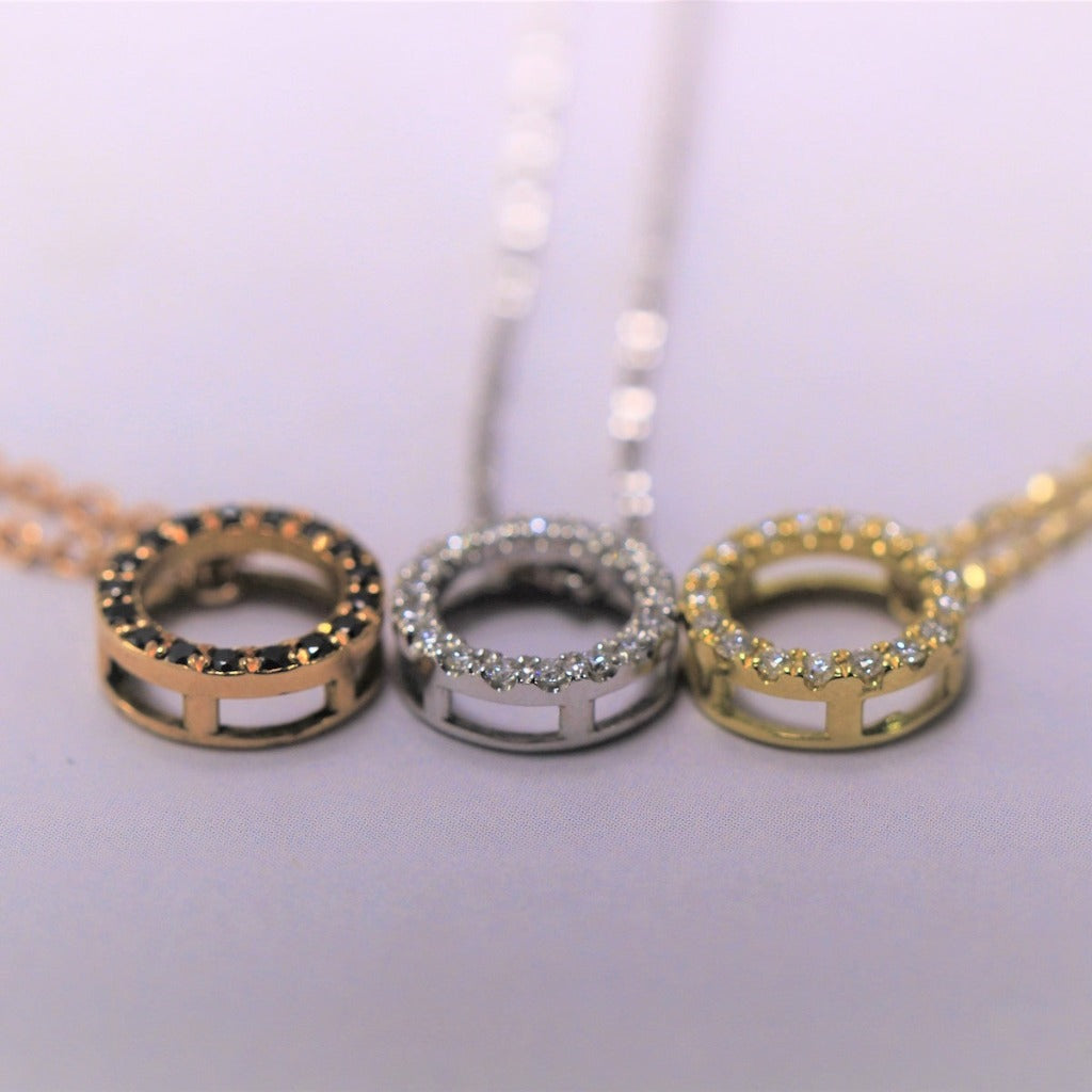 Colgante de oro rosa de 18 quilates circular cuajado de diamantes negros talla brillante. Joyería Pamplona.