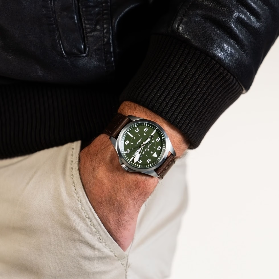 Modelo con Hamilton Khaki Esfera Verde. Joyería Pamplona