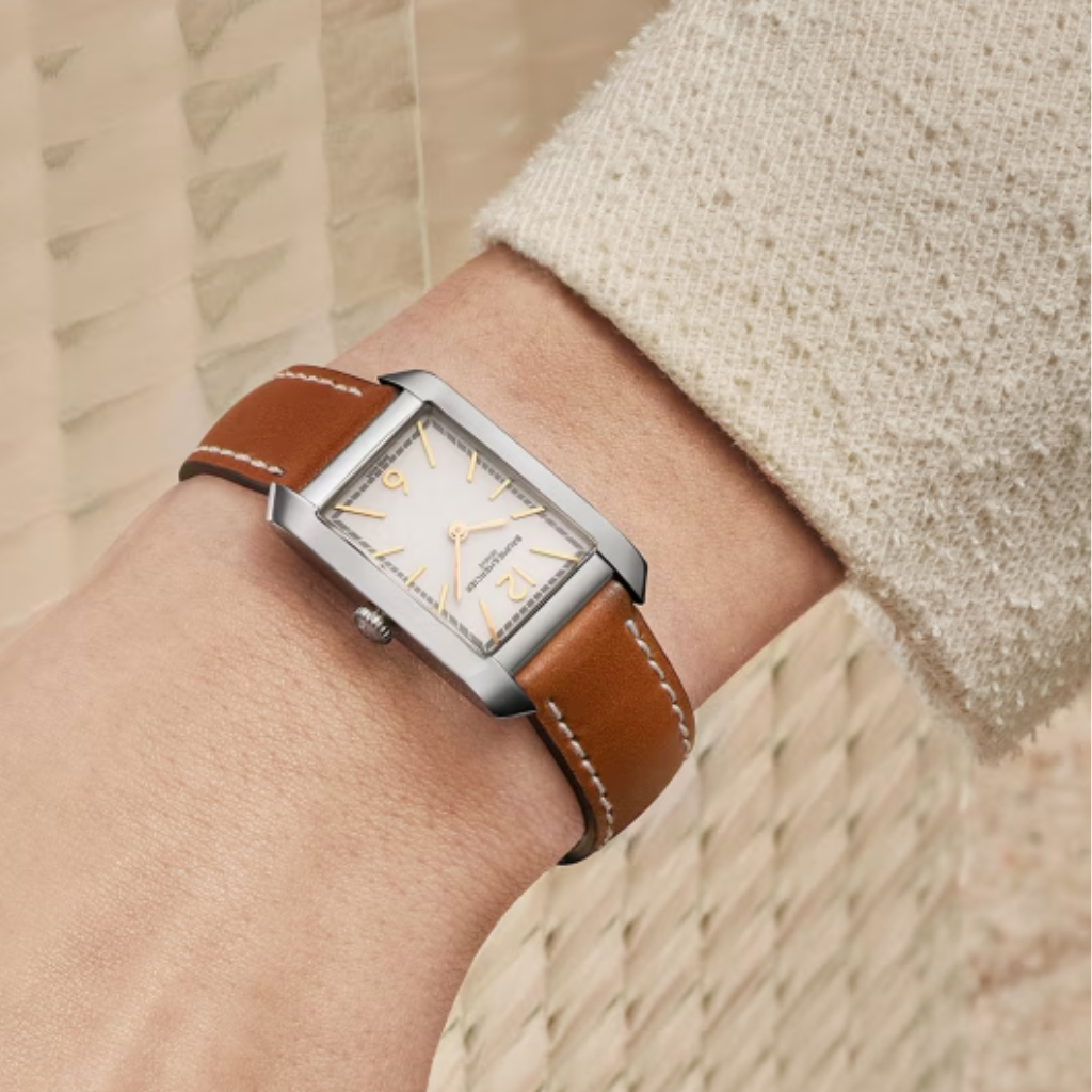 Reloj para mujer Baume & Mercier Hampton de cuarzo, con caja rectangular de acero, esfera plateada y correa de piel de becerro marrón claro. Swiss Made.