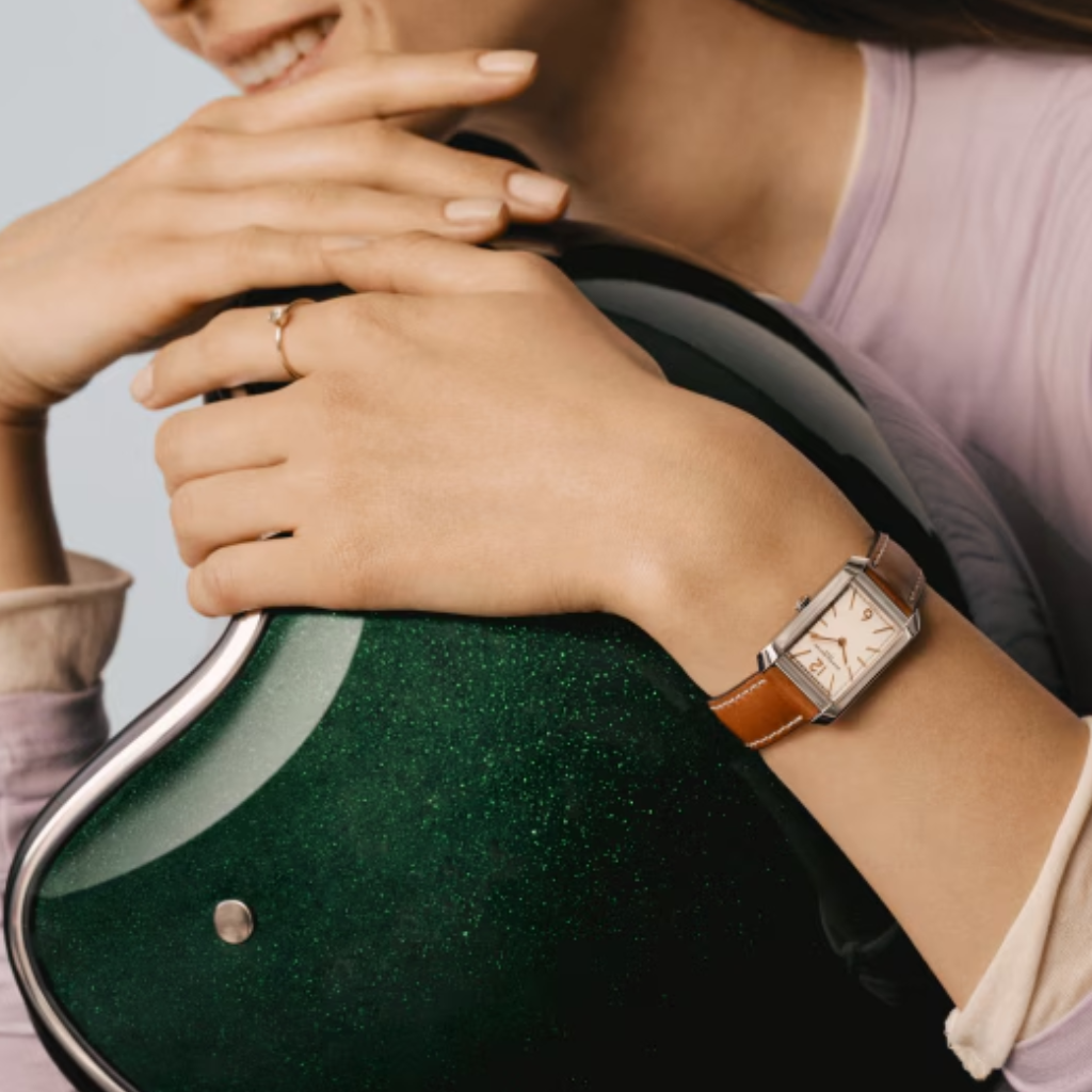 Reloj para mujer Baume &amp; Mercier Hampton de cuarzo, con caja rectangular de acero, esfera plateada y correa de piel de becerro marrón claro. Swiss Made.