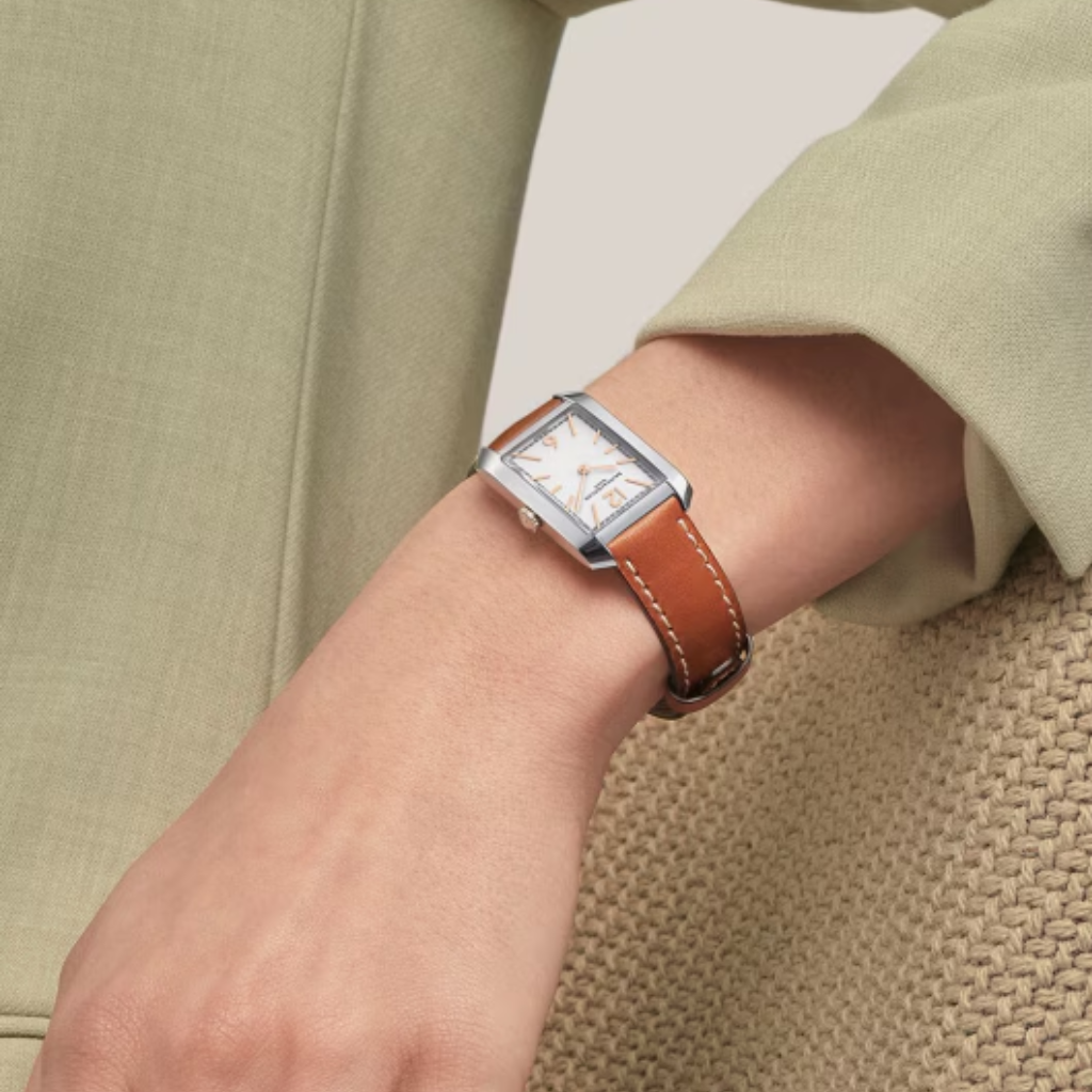 Reloj para mujer Baume & Mercier Hampton de cuarzo, con caja rectangular de acero, esfera plateada y correa de piel de becerro marrón claro. Swiss Made.