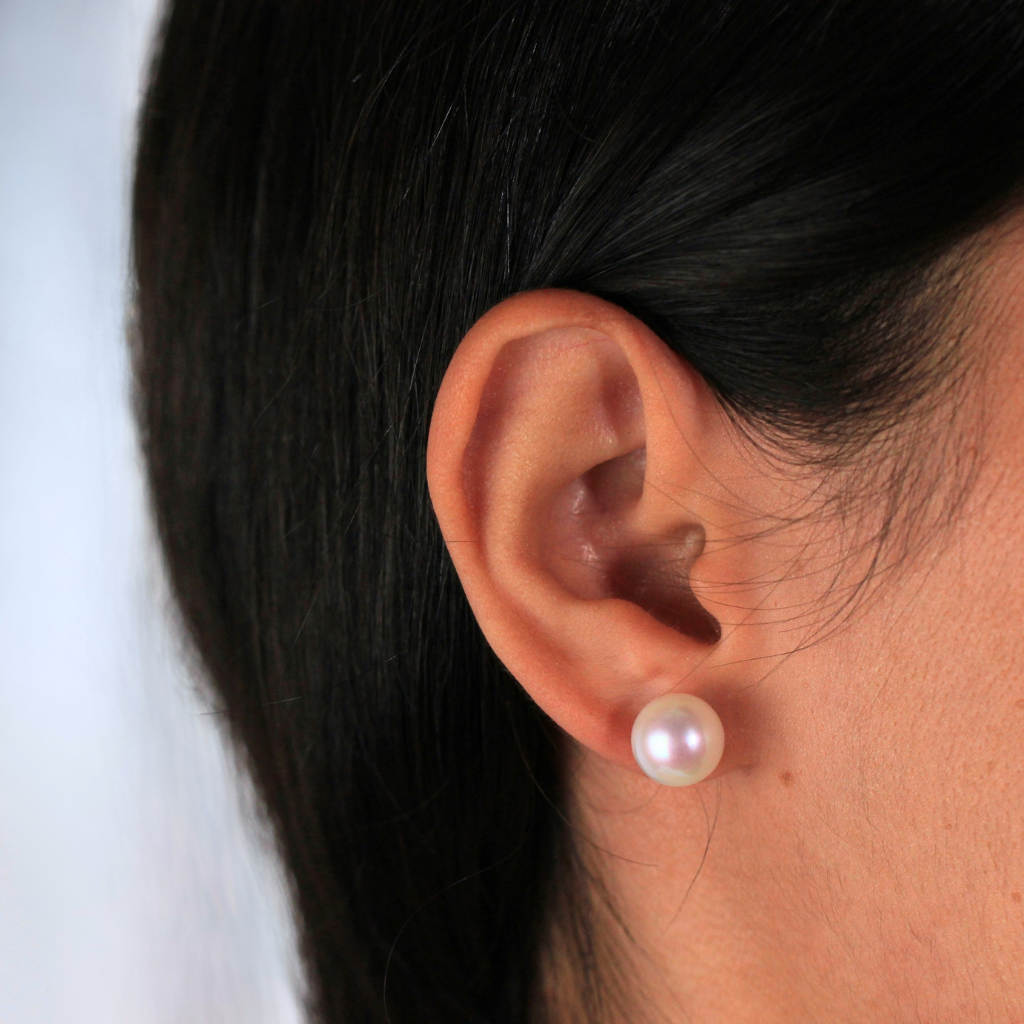 Pendientes de perla Akoya con pernio y presión en oro amarillo de 18 kt.