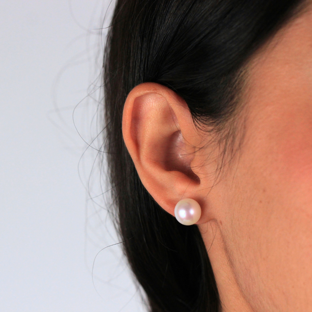 Pendientes de perla Akoya con pernio y presión en oro amarillo de 18 kt.