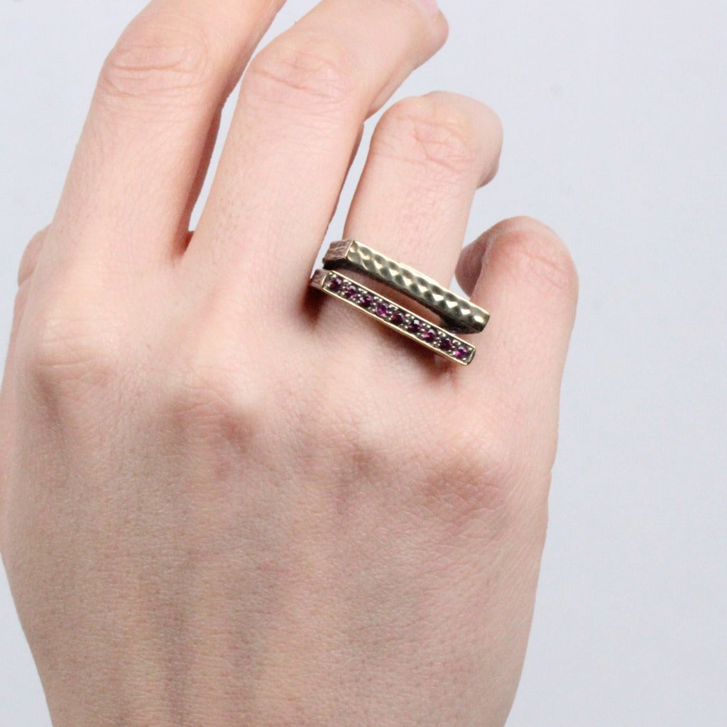 Anillo de plata de ley 925 y oro de 9k con rodolitas. Colección Gabriela Styliano.