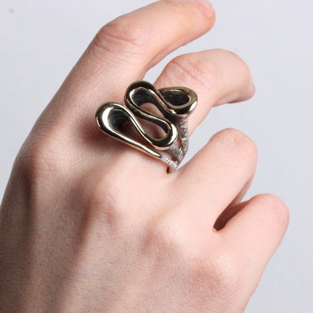 Mano con Anillo realizado en plata de primera ley (925) y oro de 9 quilates. Colección Gabriela Styliano. Joyería Pamplona