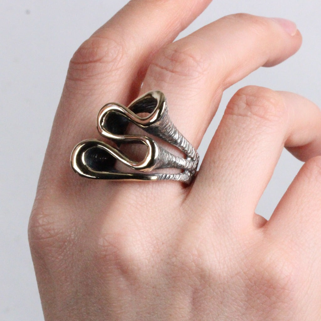 Mano con Anillo realizado en plata de primera ley (925) y oro de 9 quilates. Colección Gabriela Styliano. Joyería Pamplona