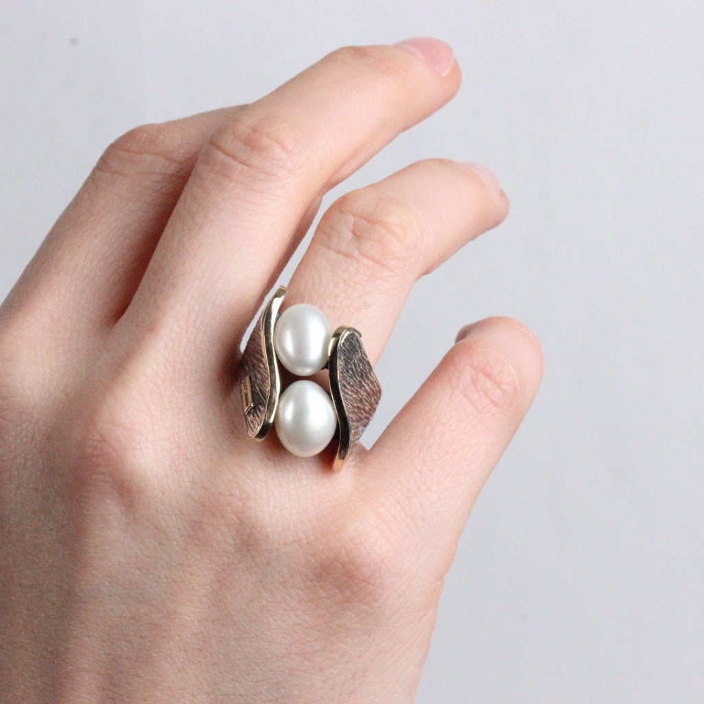 Anillo en plata de primera ley 925 y oro 9k con perla barroca. Styliano Pamplona