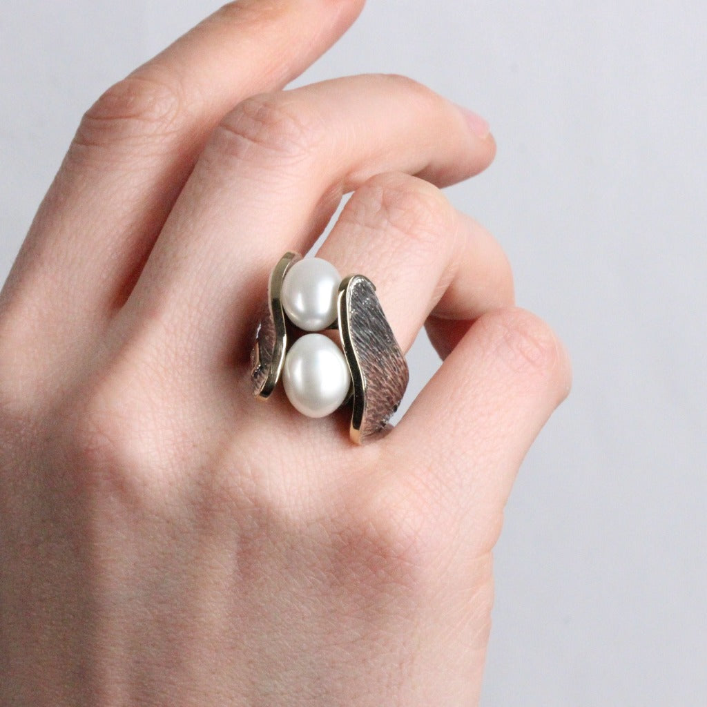 Anillo en plata de primera ley 925 y oro 9k con perla barroca. Styliano Pamplona