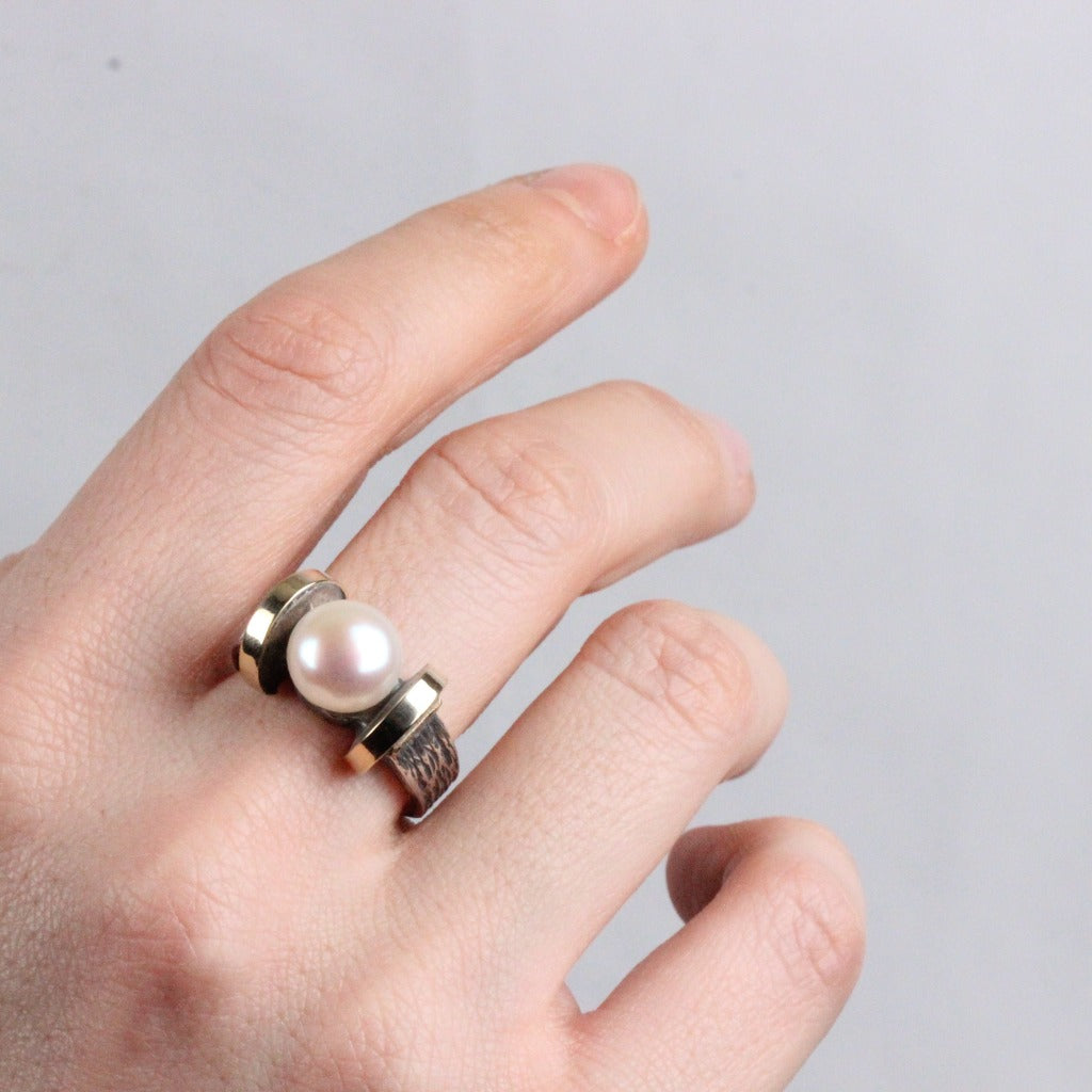 Anillo realizado en plata de primera ley (925) y oro 9 de quilates y perla cultivada. Colección Gabriela Styliano. Joyería Pamplona