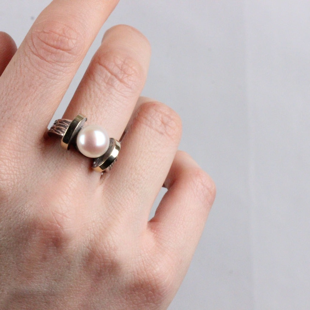 Anillo realizado en plata de primera ley (925) y oro 9 de quilates y perla cultivada. Colección Gabriela Styliano. Joyería Pamplona