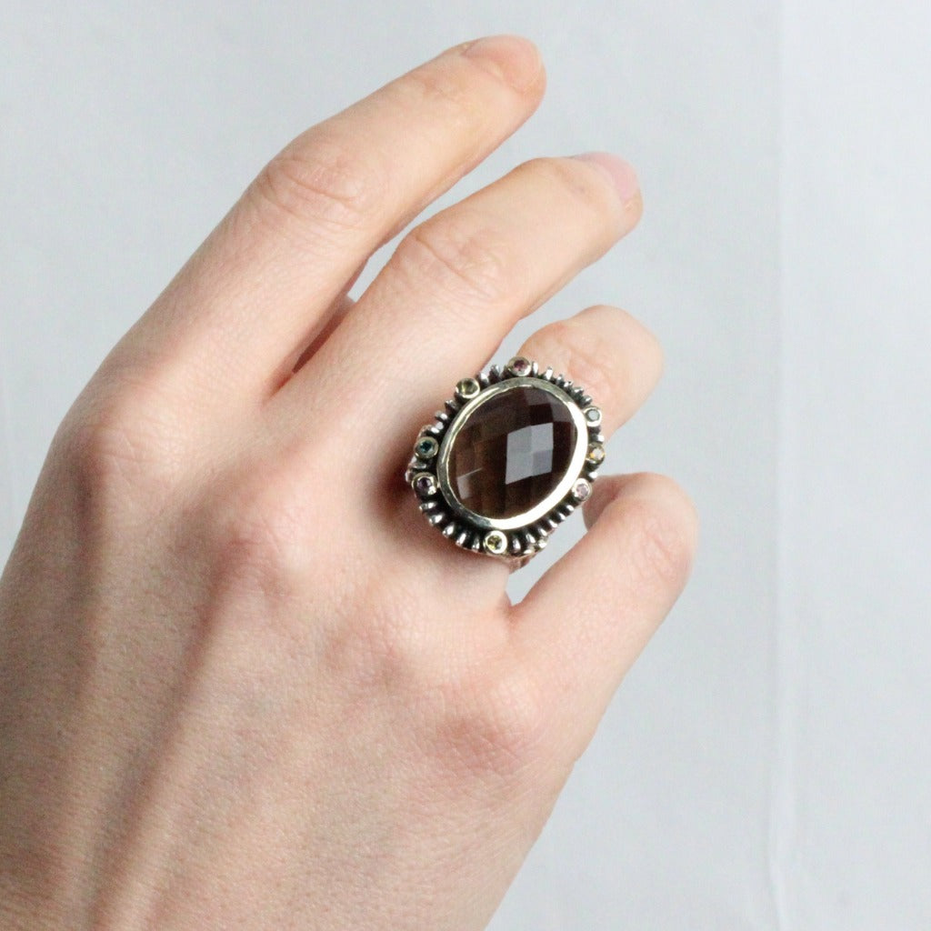 Anillo realizado en plata de primera ley (925) y oro 9 de quilates con cuarzo fumé y turmalinas multicolor.
