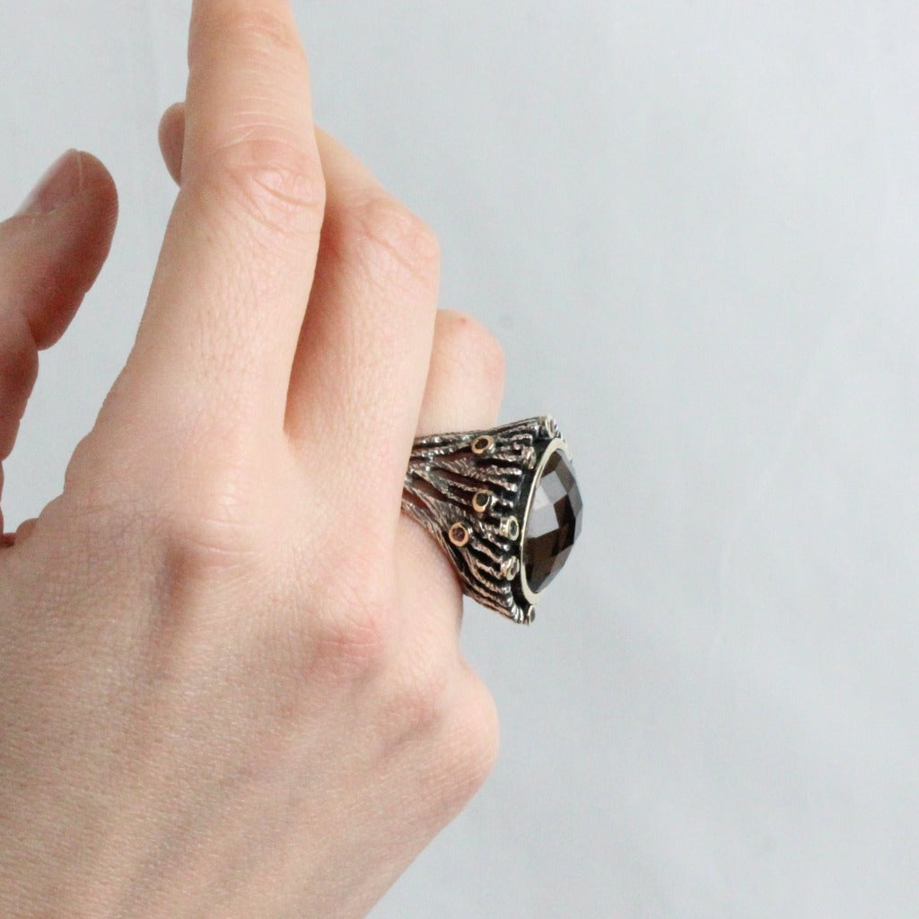 Anillo realizado en plata de primera ley (925) y oro 9 de quilates con cuarzo fumé y turmalinas multicolor.