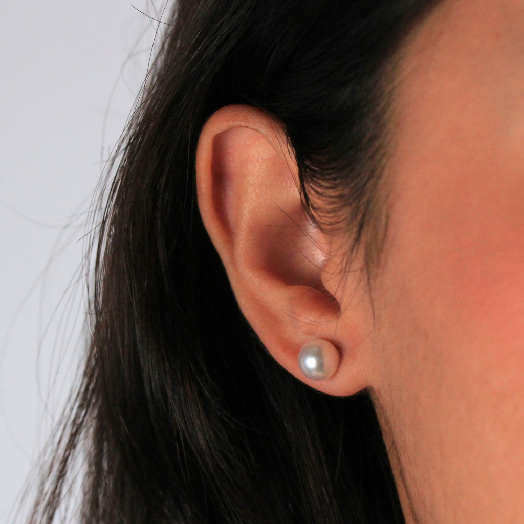 Pendientes de perla Akoya con pernio y presión en oro amarillo de 18 kt.