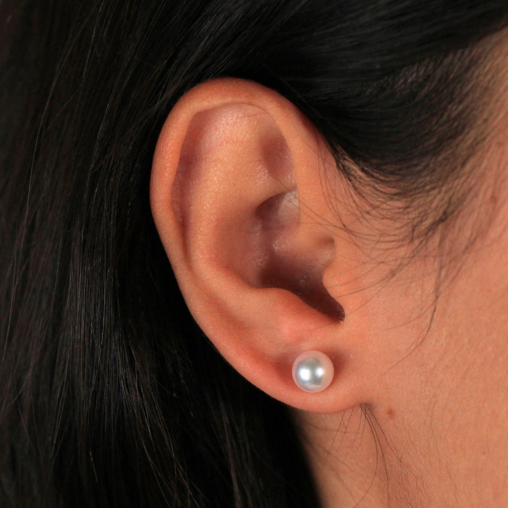 Pendientes de perla Akoya con pernio y presión en oro amarillo de 18 kt.