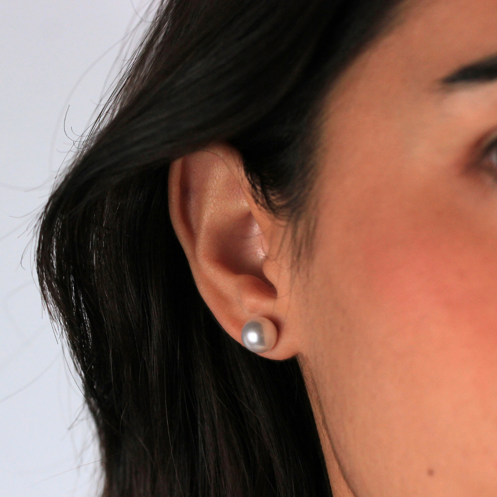 Pendientes de perla Akoya con pernio y presión en oro amarillo de 18 kt.