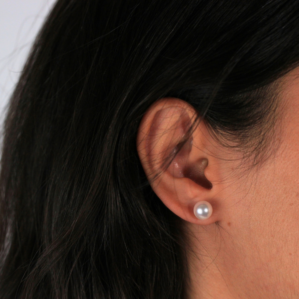 Pendientes de perla Akoya con pernio y presión en oro amarillo de 18 kt.