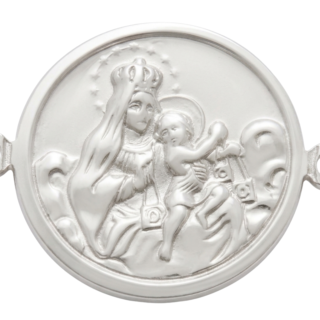 Pulsera realizada en plata de primera ley (925). Con una medalla circular que muestra a la Virgen con el Niño por un lado y la imagen del Sagrado Corazón de Jesús por el otro.