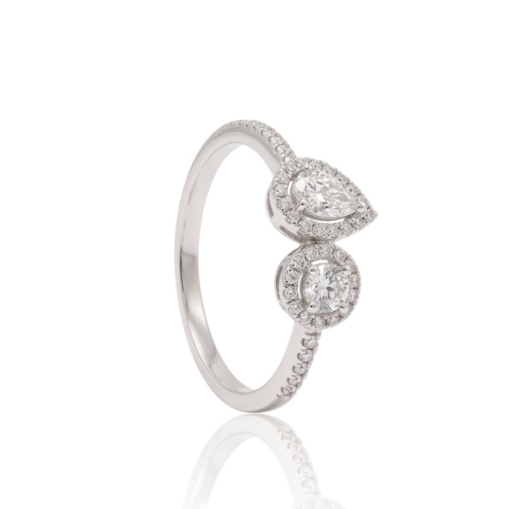 Sortija realizada en oro blanco de 18 quilates con diseño Toi et Moi. Cuenta con 44 diamantes naturales talla brillante, con un peso total de 0,47 cts., destaca un diamante central talla pera y un diamante central talla brillante.