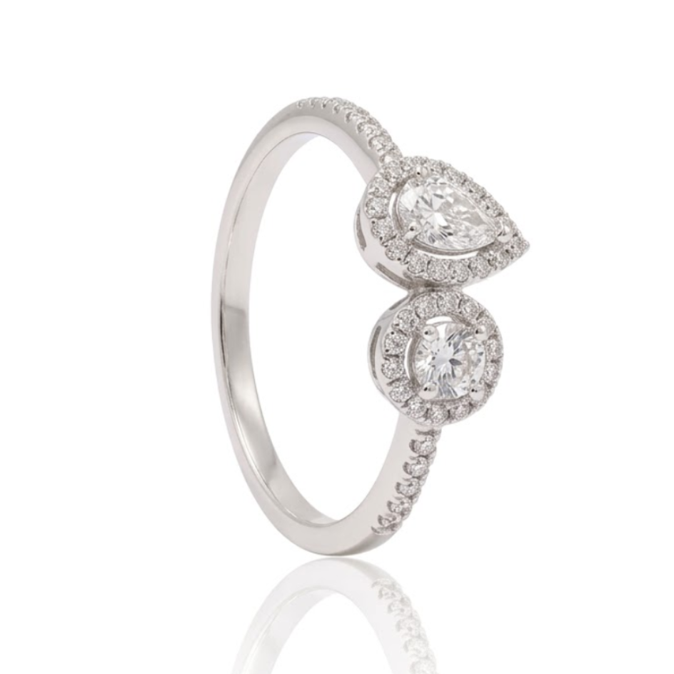 Sortija realizada en oro blanco de 18 quilates con diseño Toi et Moi. Cuenta con 44 diamantes naturales talla brillante, con un peso total de 0,47 cts., destaca un diamante central talla pera y un diamante central talla brillante.
