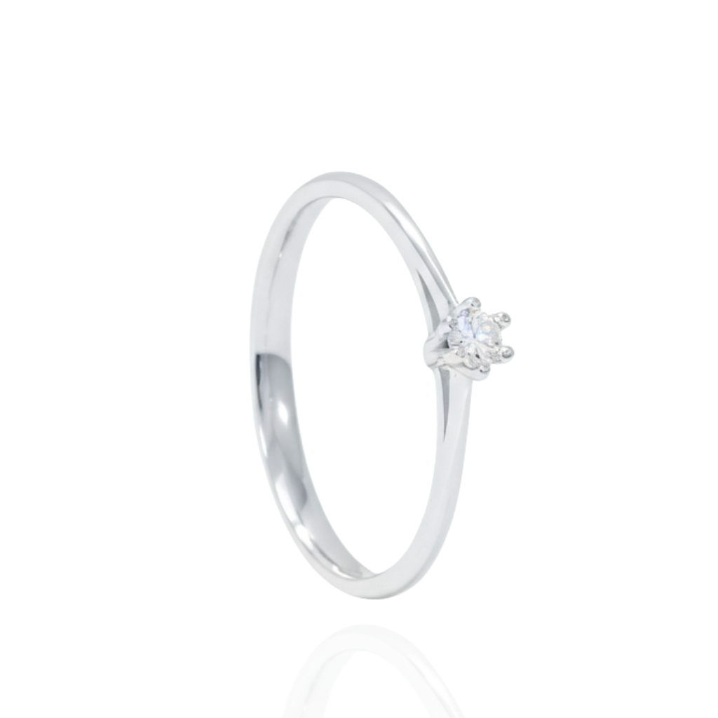 Anillo de compromiso realizado en oro blanco de 18k con un diamante solitario engastado en seis garras