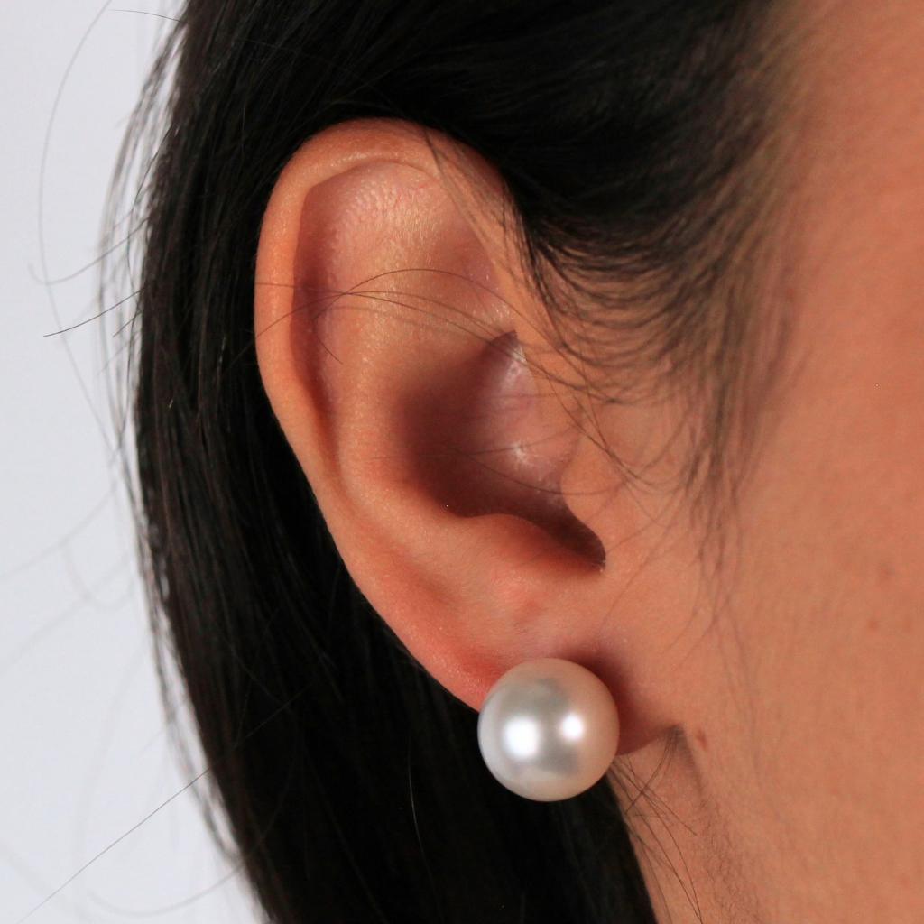 Pendientes de perla Australiana con pernio y presión en oro amarillo de 18 kt.