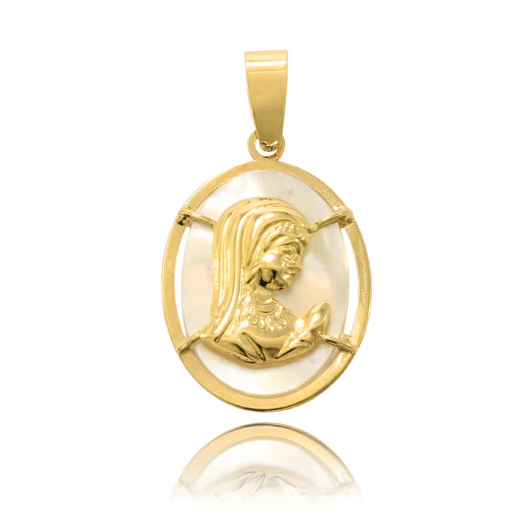Medalla con virgen niña realizada en oro amarillo de 18 quilates y nácar. 