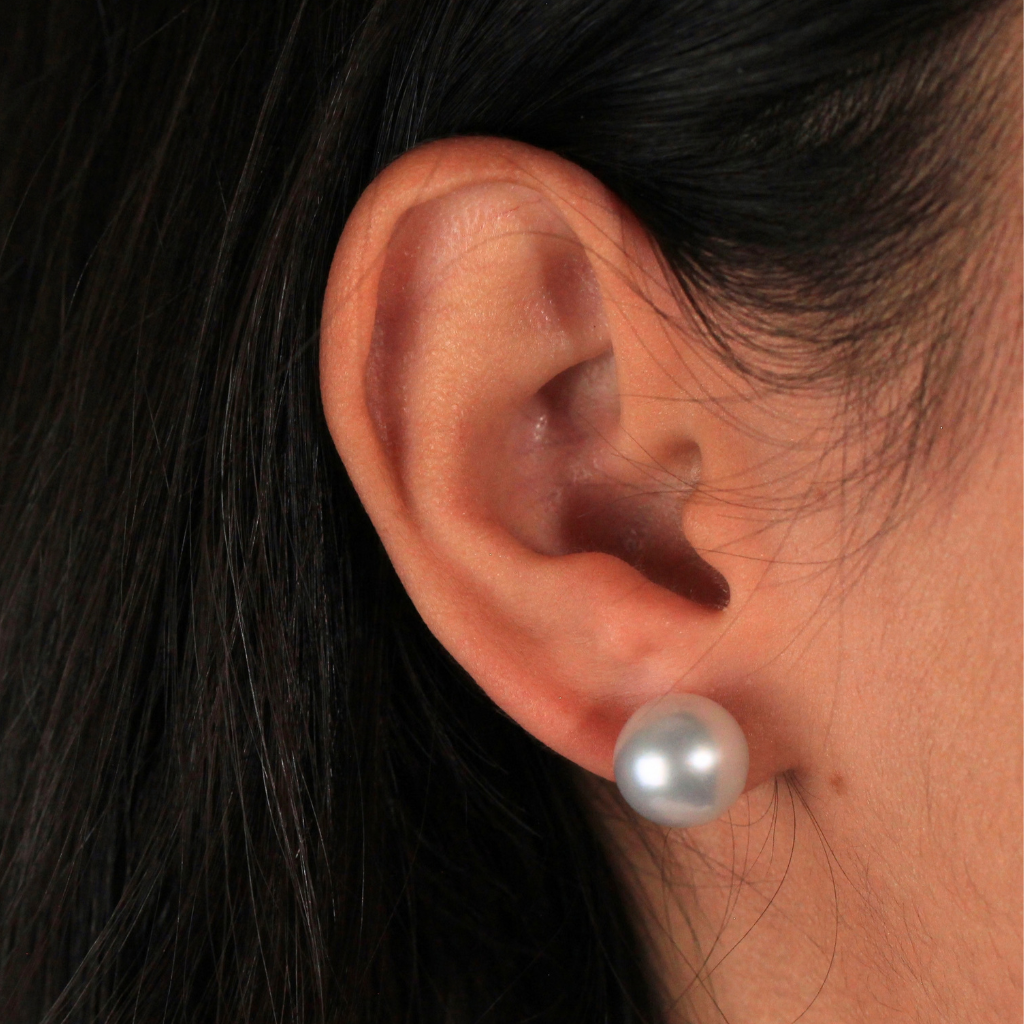 Pendientes de perla Australiana con pernio y presión en oro amarillo de 18 kt.
