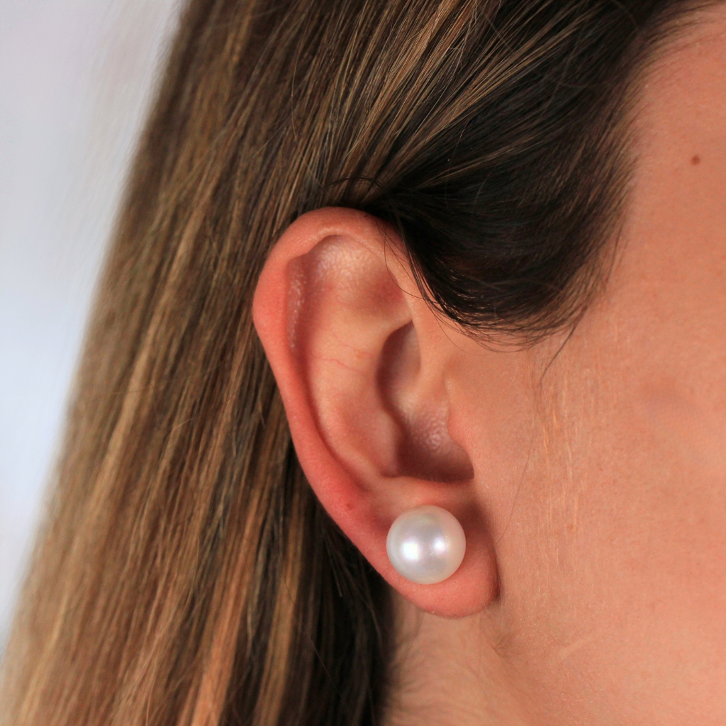 Pendientes de perla cultivada con pernio en oro amarillo y presión en oro blanco de 18 kt.
