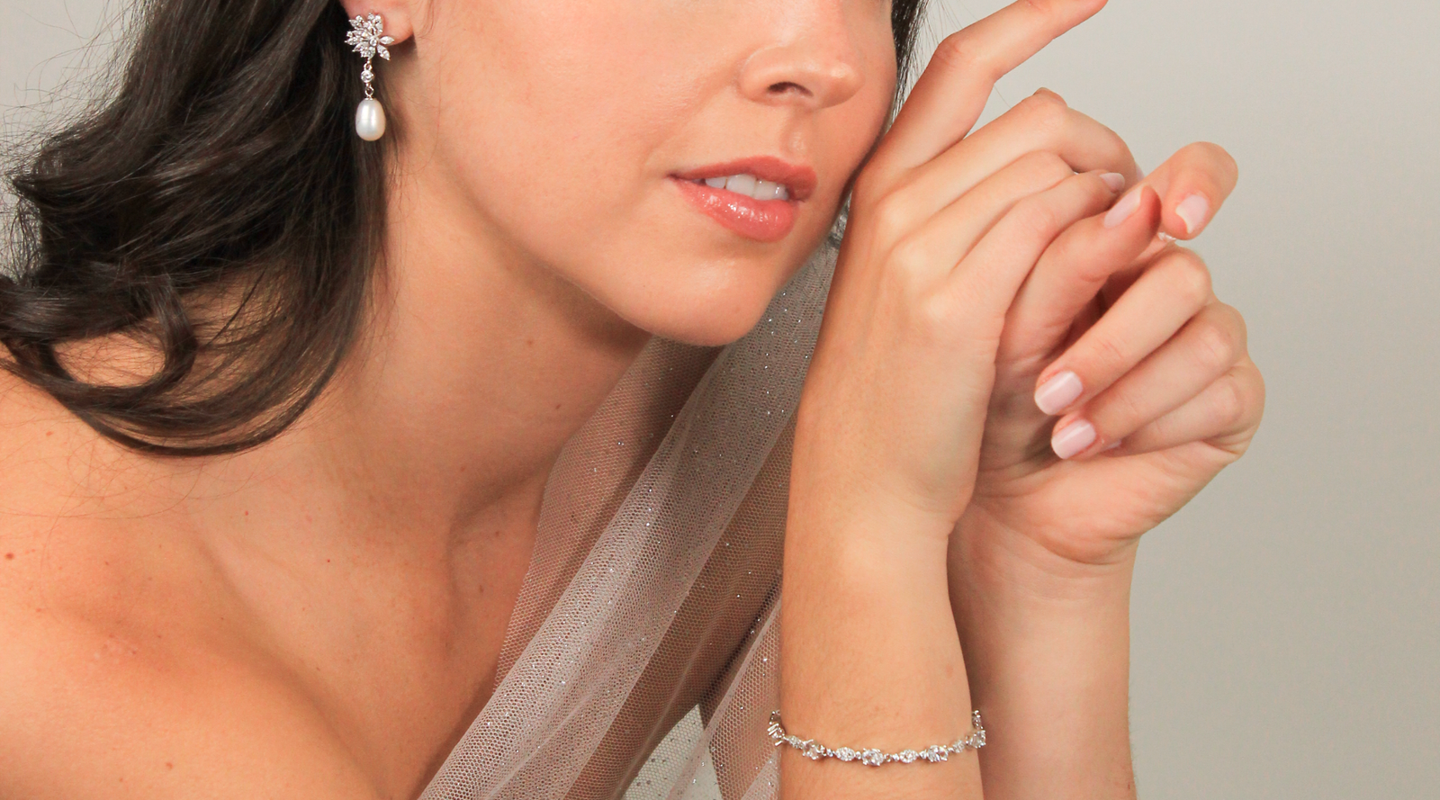 Novia con pendientes y pulsera de plata de ley