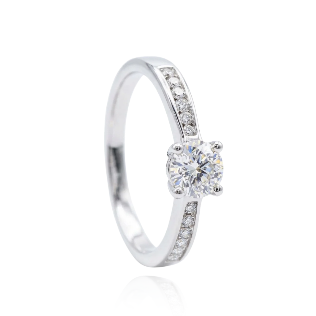 Sortija realizada en oro blanco de 18 quilates con 13 diamantes talla brillante, con un peso total de 0,69 cts.