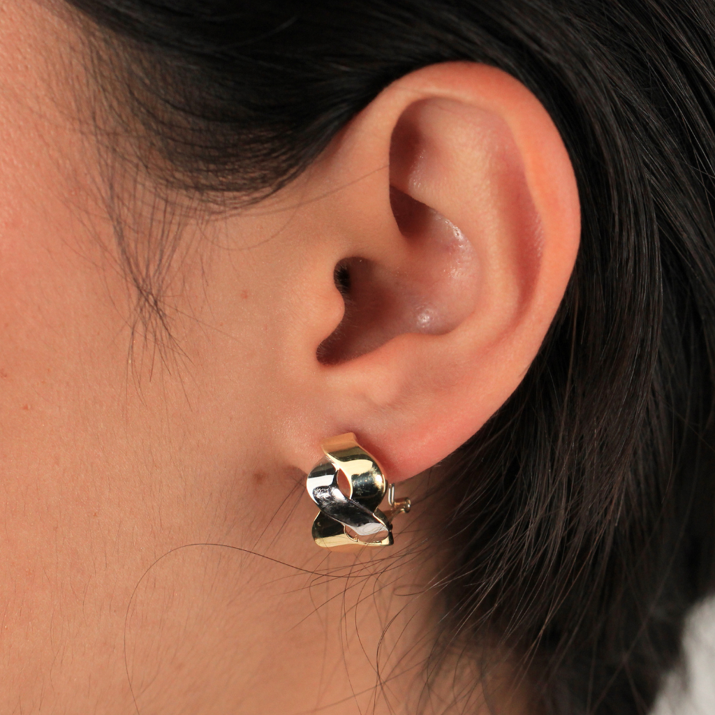 Pendientes de aro bicolores entrelazados de oro amarillo y blanco de 18 quilates.