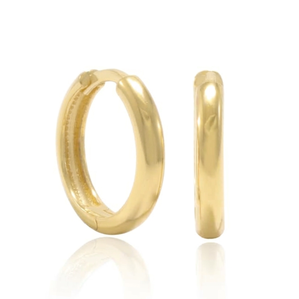 Pendientes de aro realizados en oro amarillo de 18 quilates.